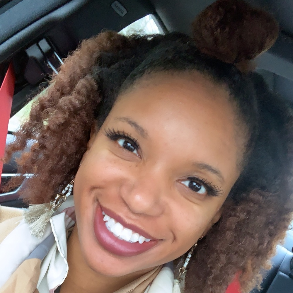 Meet your Posher, Larissa